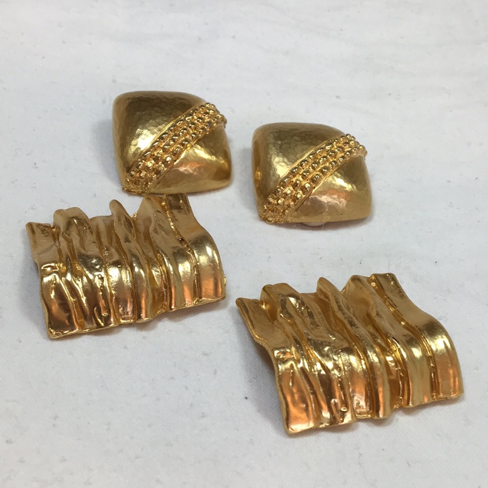 Pack of 2 gold clip on earrings.